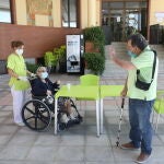 Un familiar se despide de una residente durante el primer día de visitas en la Residencia Centro Casaverde Navalcarnero desde que se cerró por el coronavirus. La jornada coincide con el primer día de la Fase 2 de la desescalada Marta Fernández Jara / Europa Press08/06/2020