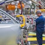 Imagen de un operario en la planta de Opel en Figueruelas (Zaragoza)