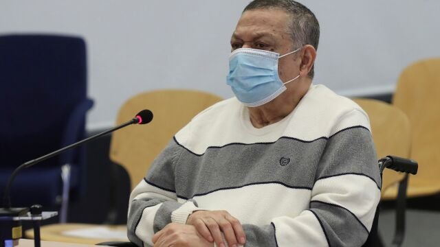 El ex militar salvadoreño Inocento Orlando Montano se sienta en el banquillo durante una sesión de su juicio este lunes en Madrid, un proceso de la justicia española por la matanza de cinco sacerdotes jesuitas de origen español, asesinados la madrugada del 16 de noviembre de 1989 durante la guerra civil salvadoreña (1980-1992), en Madrid (España), a 8 de junio de 2020.08 JUNIO 2020Pool08/06/2020