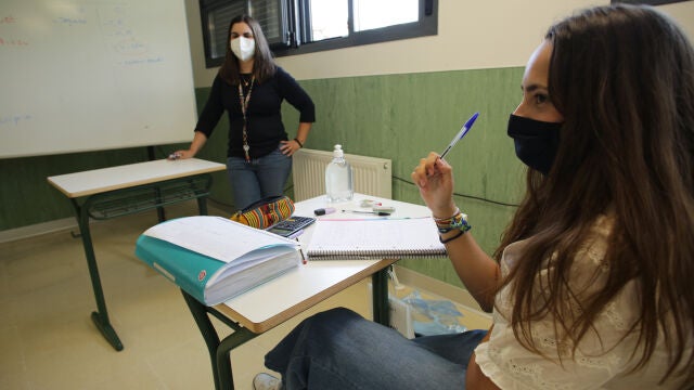 Regreso escalonado a clases en colegios. En el colegio Valdefuentes en Sanchinarro, acuden los alumnos de 2º de Bachillerato que se preparan para la EVAU.
