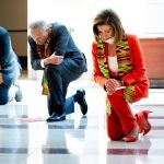 La presidenta de la Cámara de Representantes, la demócrata Nancy Pelosi, se arrodilla junto a una decena de legisladores demócratas durante 8 minutos y 46 segundos, el tiempo que estuvo George Floyd con la rodilla de un policía blanco sobre su cuello, en un sobrio homenaje a todos los que han perdido la vida debido a la "brutalidad policial" en el país, este lunes