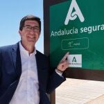 El vicepresidente de la Junta de Andalucía y consejero de Turismo, Regeneración, Justicia y Administración Local, Juan Marín, junto al distintivo 'Andalucía Segura' en la playa de La Antilla (Huelva)JUNTA DE ANDALUCÍA08/06/2020