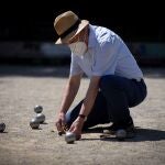 Un hombre juega a la petanca en el barrio de Horta de Barcelona este martes, aunque el departamento de Salud no propondrá el pase a fase 3 el próximo lunes
