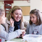 La consejera de Familia e Igualdad de Oportunidades, Isabel Blanco, durante una visita a los niños del Programa "Conciliamos" en el Centro Rural Agrupado "Los Almendros", de La Lastrilla (Segovia)