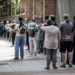 Colas en un comedor social de Madrid