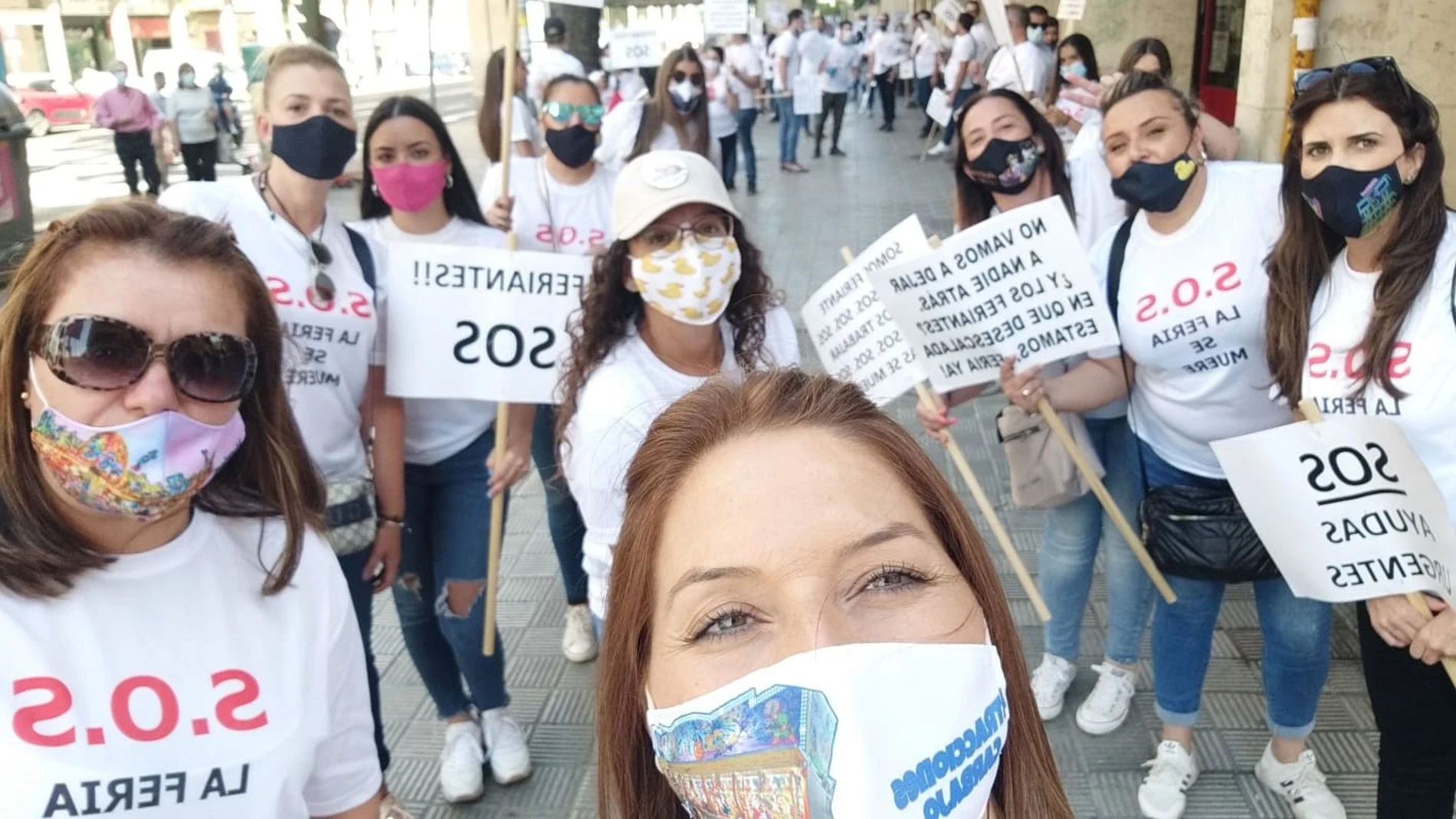 Cvirus.-Feriantes piden a la Junta en concentración en Sevilla una mesa de diálogo porque "lo que queremos es trabajar"