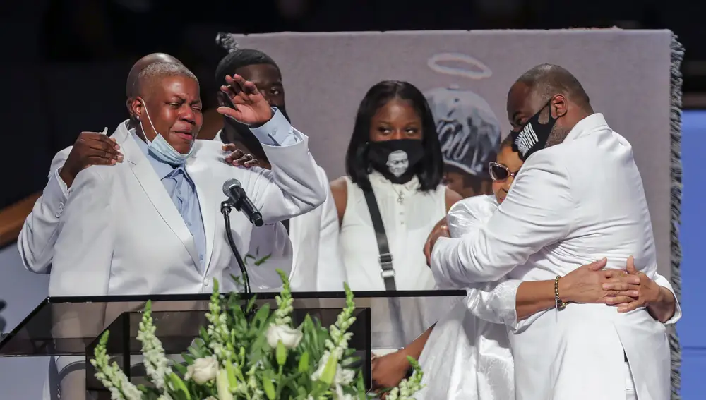 LaTonya Floyd se emociona en el funeral de su hermano
