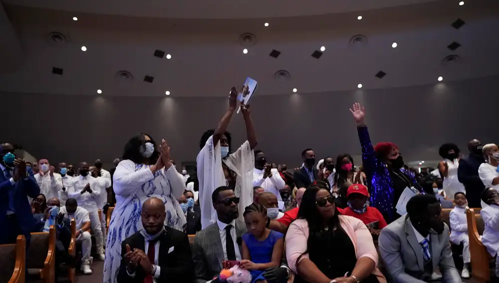 Familiares y amigos atienden al funeral de George Floyd en Houston, Texas