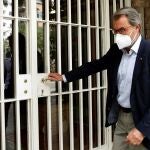 El expresidente de la Generalitat Artur Mas ha acudido este mediodía al domicilio del expresident Jordi Pujol, en la ronda General Mitre de Barcelona, para felicitarlo por su 90 cumpleaños.