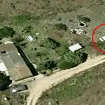 Imagen de la furgoneta en la finca "la vieja escuela", donde hay numerosos pozos, días después de la desaparición de Madeleine