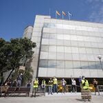 Una docena de trabajadores afectados por ERTE de fuerza mayor y que todavía no han cobrado protestan ante el SEPE