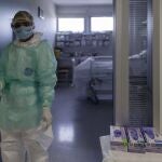 Un sanitario en la puerta de una habitación de la UCI