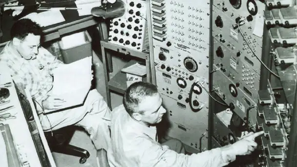 Frederick Reines (izquierda) y Clyde Cowan (derecha) a los controles de su experimento en Savannah River.