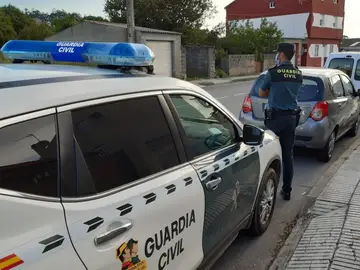 Agentes de la Guardia Civil acuden hasta la vivienda donde se encontraba el niño Detenida una octogenaria por rayar al menos 17 vehículos en O Grove (Pontevedra)
