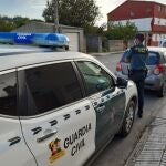 Agentes de la Guardia Civil acuden hasta la vivienda donde se encontraba el niño