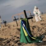 AME5885. RÍO DE JANEIRO (BRASIL), 11/06/2020.- Activistas colocan ciento diez cruces, como forma de denunciar los errores cometidos por el Gobierno en la gestión de la crisis del coronavirus, durante un acto organizado por la ONG Rio de Paz este jueves, en la playa de Copacabana, Río de Janeiro (Brasil). EFE/ Antonio Lacerda