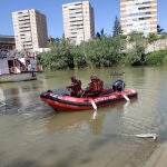 Bomberos de Valladolid durante un rescate en el río Pisuerga