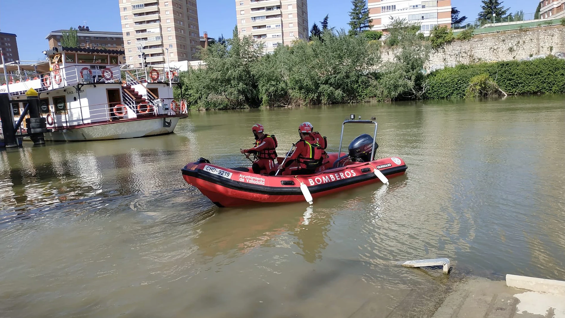 Bomberos de Valladolid durante un rescate en el río Pisuerga