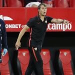 Julen Lopetegui da instrucciones desde el banquillo durante el partido