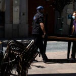 Una terraza de la Plaza Mayor reabre tras decretarse la desescalada