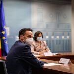 Edmundo Bal y Carmen Calvo, al inicio de la reunión que ha tenido lugar hoy en Moncloa entre Gobierno y Ciudadanos