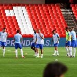 Jugadores del Granada calientan antes del partido ante el Getafe, de la jornada 28 de LaLiga, la primera tras el parón de 3 meses a causa de la crisis sanitaria por el coronavirus. EFE/ Miguel Ángel Molina
