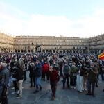 Unas tres mil personas, entre las que se encontraban matadores en activo como Enrique Ponce, El Juli, Miguel Ángel Perera, El Capea y Jiménez Fortes, han secundado una protesta a favor de la tauromaquia en la Plaza Mayor de la capital salmantina. EFE/J.M.GARCIA