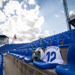La camiseta con el número 12 y el nombre de un aficionado en un asiento de Butarque