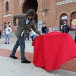 El diputado de Vox Iván Espinosa de los Monteros da un pase con la muleta frente a la plaza de Toros de Las Ventas durante un "paseo taurino" en apoyo de la tauromaquia que fue desautorizado por la Delegación del Gobierno al llegar fuera de plazo la solicitud. EFE/Rodrigo Jiménez
