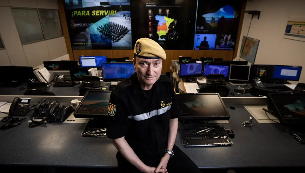 El teniente general Meijide en el centro de operaciones del cuartel general de la UME