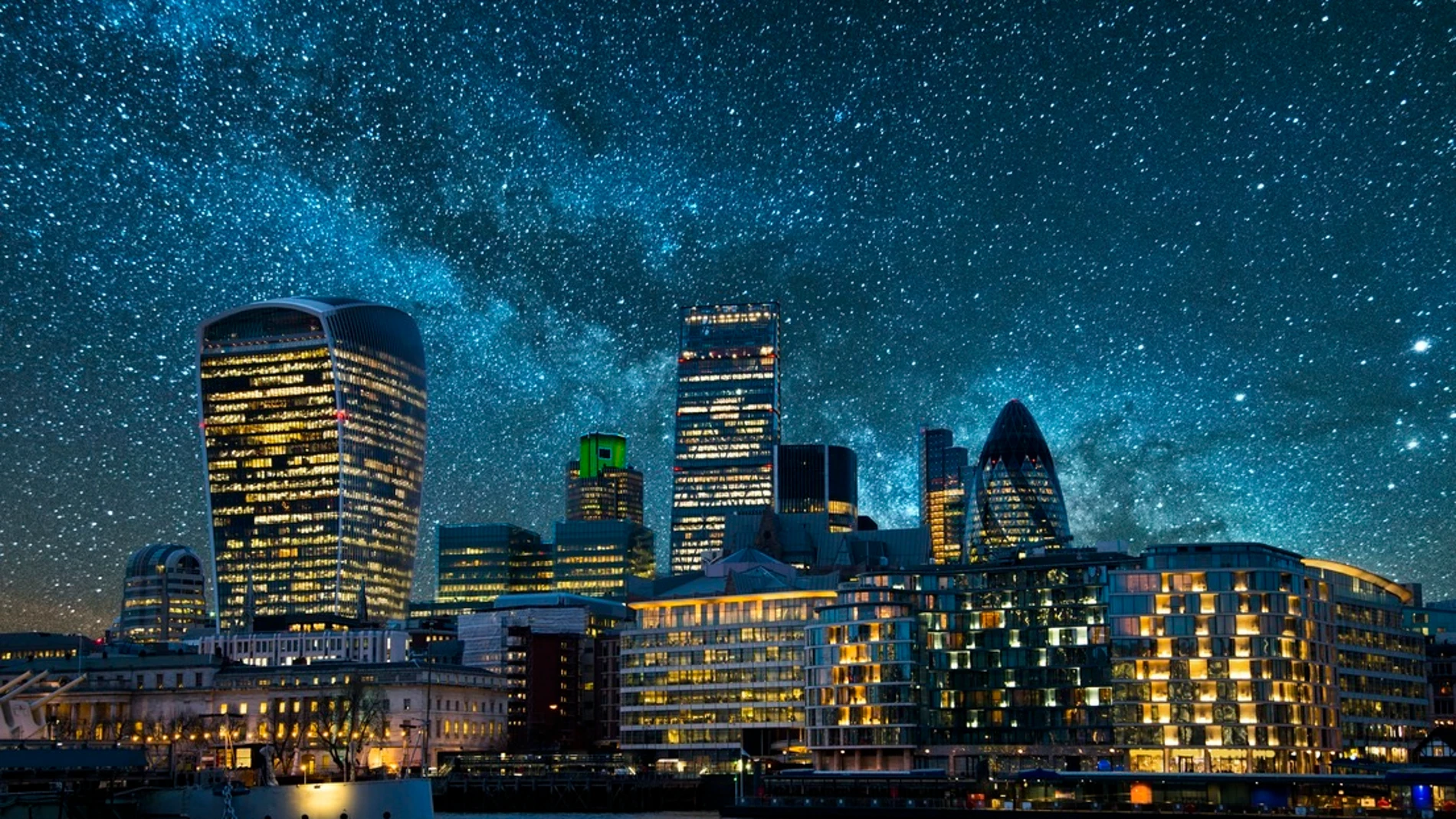 Cielo estrellado sobre una ciudad