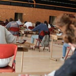 Alumnos de bachillerato del Colegio Virgen de Europa de Boadilla del Monte (Madrid) se enfrentan a los primeros exámenes presenciales tras el parón por el coronavirus en el polideportivo del centro
