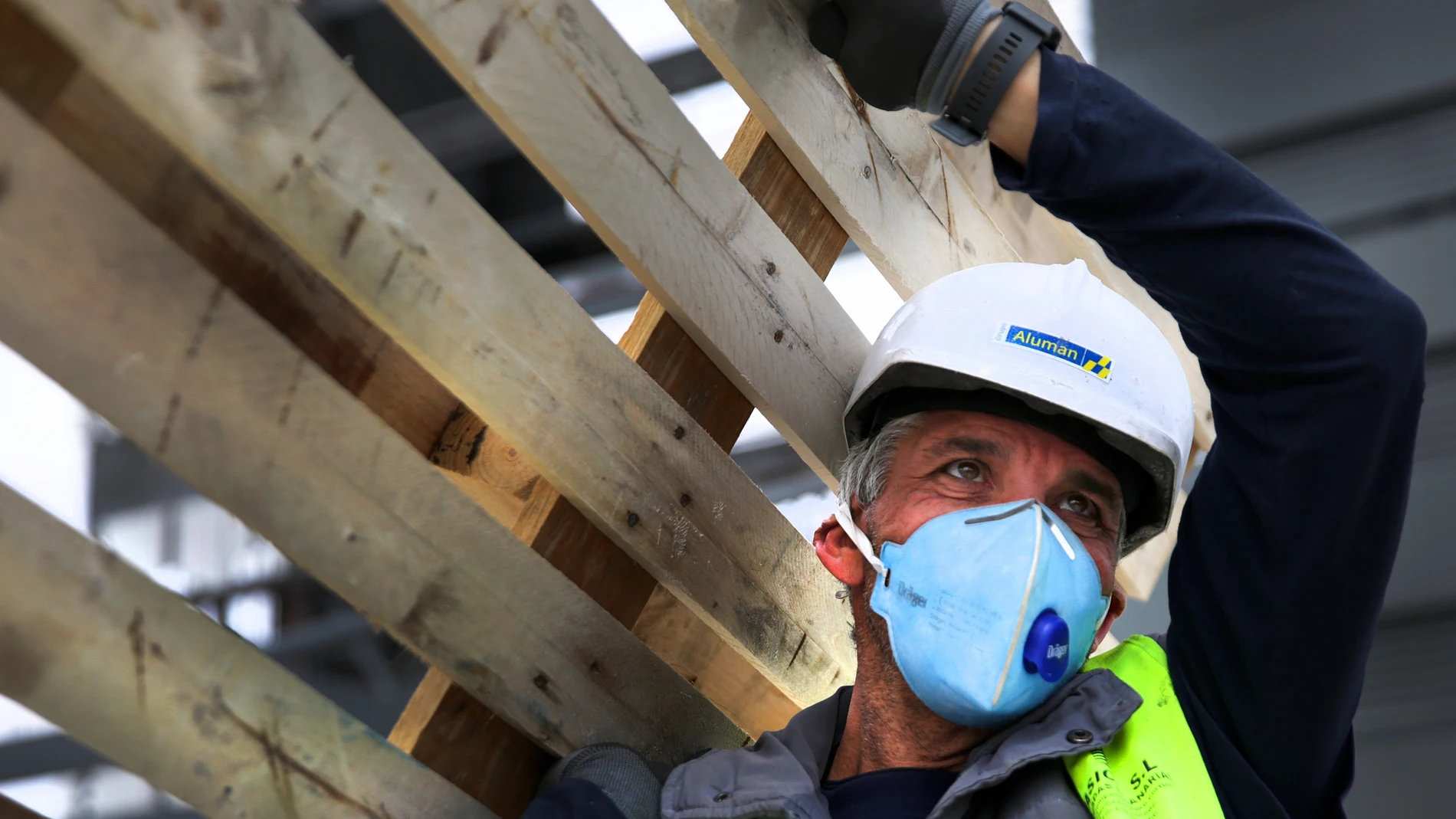 Obreros de la construcción que hoy lunes han regresado al tajo.