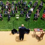 El presidente Donald J. Trump firma en el la Casa Blanca la orden ejecutiva