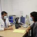 El doctor Manel Mendoza atiende a una mujer embarazada en el Hospital Vall d'Hebron