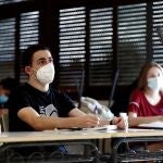 Varios estudiantes en un aula en un IES