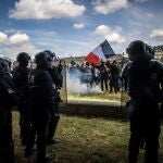 Trabajadores sanitarios en París en las protestas para pedir mejoras