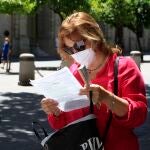 Personas paseando por el centro de una ciudad andaluza durante el estado de alarma
