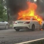 Un coche incendiado en la ciudad francesa de Dijon el pasado lunes