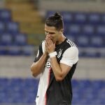 Cristiano Ronaldo se lamenta durante la final de Copa contra el Nápoles. (AP Photo/Andrew Medichini)