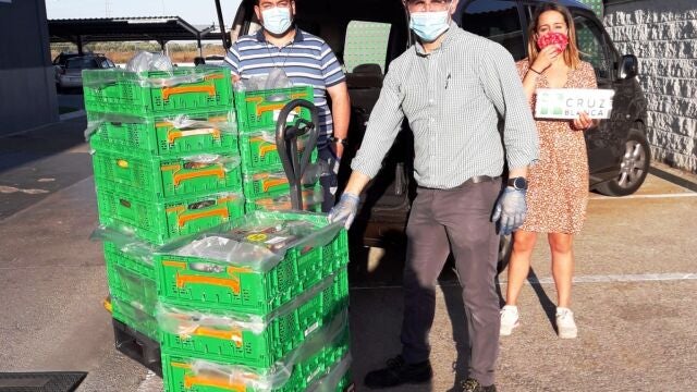 Imagen de la entrega de productos frescos por Mercadona a la Fundación Cruz Blanca de Arahal (Sevilla)