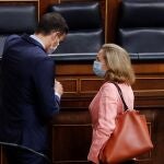 El presidente del Gobierno, Pedro Sánchez, conversa con la vicepresidenta económica, Nadia Calviño