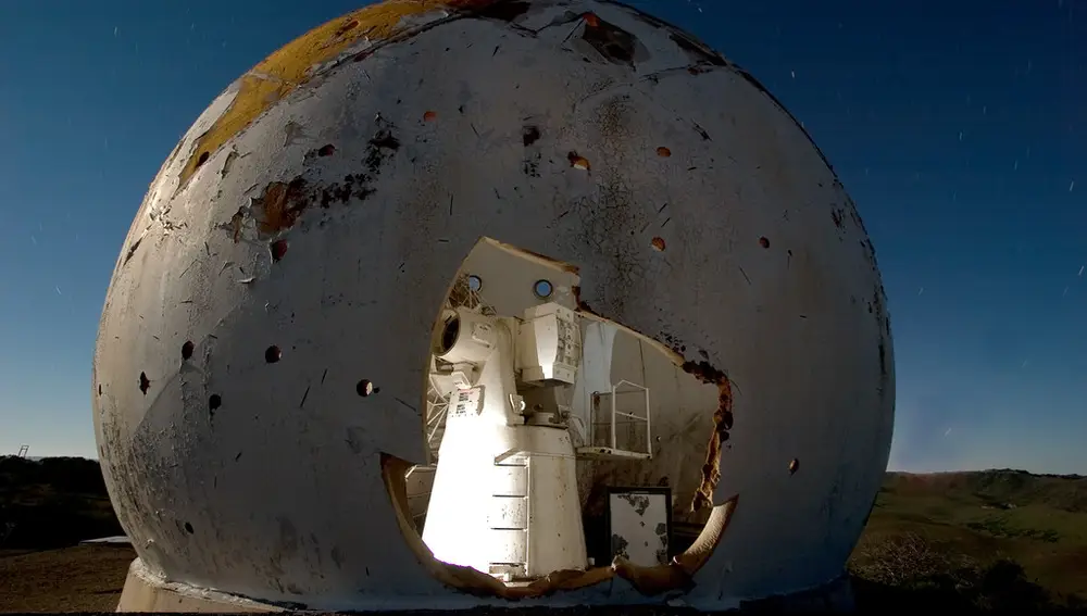 Radomo derruido en la Estación de Rastreo de Vandenberg (EEUU). En su interior albergaba una antena de radio.