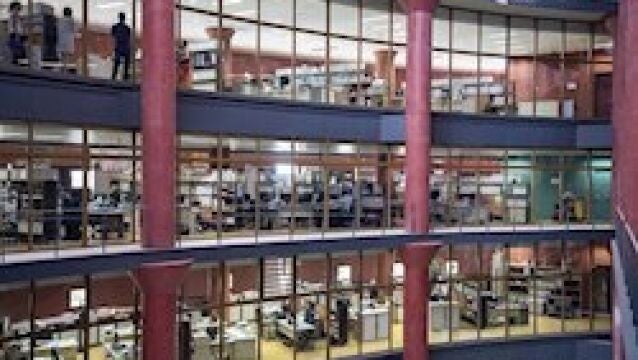 Imagen de funcionarios en Torre Triana, edifico que alberga un par de consejerías de la Junta de Andalucía