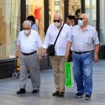 Tres hombres pasean po