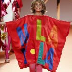 GRAF968. MADRID, 29/01/2020.- La colaboradora televisiva Mila Ximénez luce una de las creaciones de la diseñadora Ágatha Ruiz de la Prada, durante su desfile de la Mercedes-Benz Fashion Week Madrid 2020, celebrado este miércoles en Madrid. EFE/ J.J. Guillén