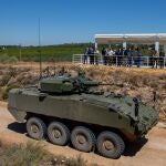 Un Vehículo de Combate sobre Ruedas (VCR) 8x8 Dragón en su recorrido por la pista de pruebas de Santa Bárbara Sistemas en Alcalá de Guadaira (Sevilla).