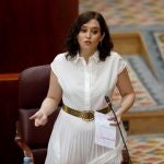 La presidenta regional, Isabel Díaz Ayuso, al inicio del pleno de la Asamblea de Madrid centrado este jueves en la crisis del coronavirus.