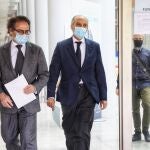 El expresidente de la Comunidad Valenciana Francisco Camps (d), sale de la Ciudad de la Justicia de Valencia junto a su abogado
