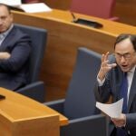 El conseller de Hacienda, Vicent Soler (d) junto al Vicepresidente segundo, Ruben Martinez Dalmau (i) , interviene en la sesión de control, el pasado día 18. en Les Corts Valencianes